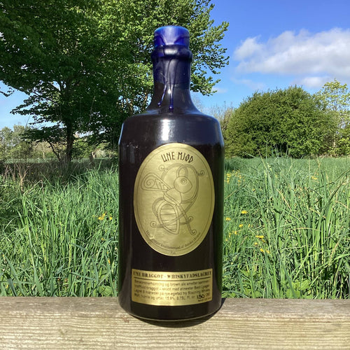 Une Braggot i autentisk sort stentøjsflaske