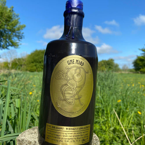 Une Braggot i autentisk sort stentøjsflaske. Mjød på brownale og sensommerhonning
